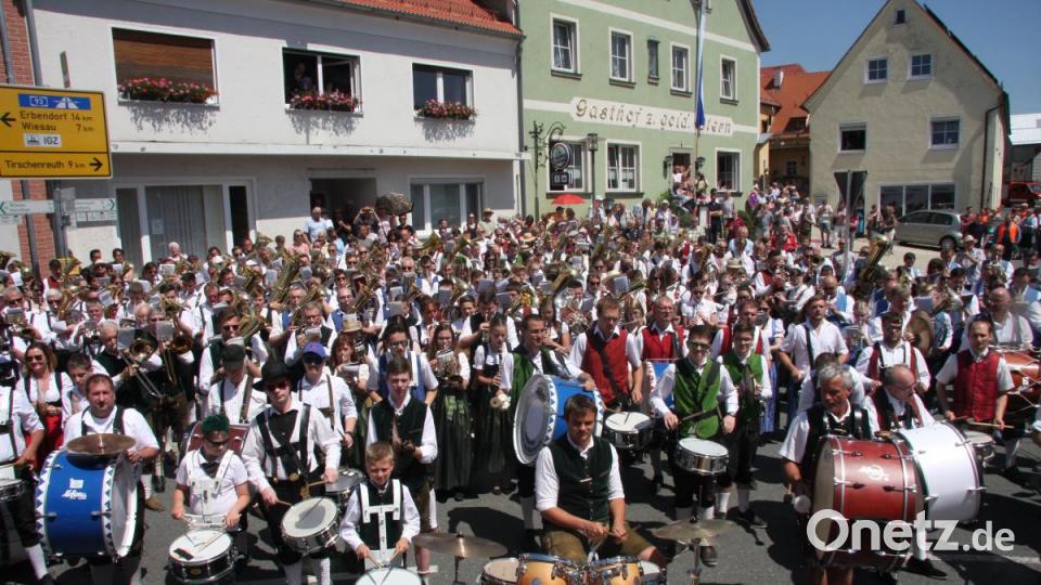 Insgesamt 16 Kapellen formieren sich zum Sternmarsch mit Massenchor anlässlich des 145. Geburtstags der Blaskapelle Falkenberg. Bild: wro