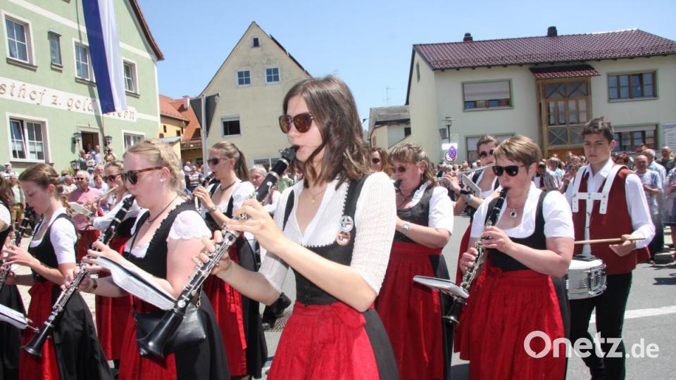 Insgesamt 16 Kapellen formieren sich zum Sternmarsch mit Massenchor anlässlich des 145. Geburtstags der Blaskapelle Falkenberg. Bild: wro