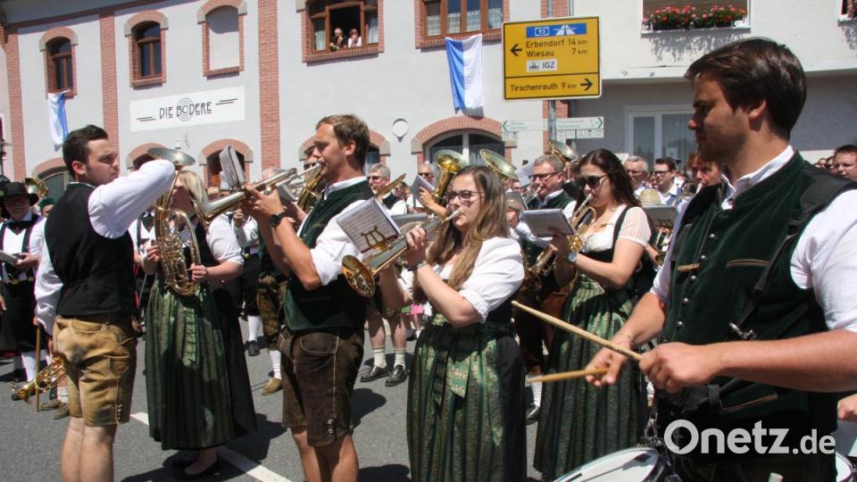Insgesamt 16 Kapellen formieren sich zum Sternmarsch mit Massenchor anlässlich des 145. Geburtstags der Blaskapelle Falkenberg. Bild: wro