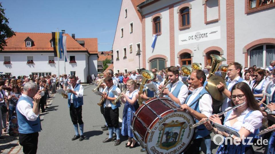 Insgesamt 16 Kapellen formieren sich zum Sternmarsch mit Massenchor anlässlich des 145. Geburtstags der Blaskapelle Falkenberg. Bild: wro