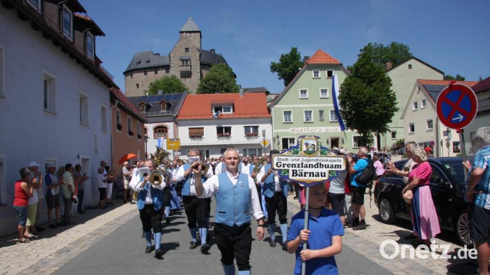 Insgesamt 16 Kapellen formieren sich zum Sternmarsch mit Massenchor anlässlich des 145. Geburtstags der Blaskapelle Falkenberg. Bild: wro