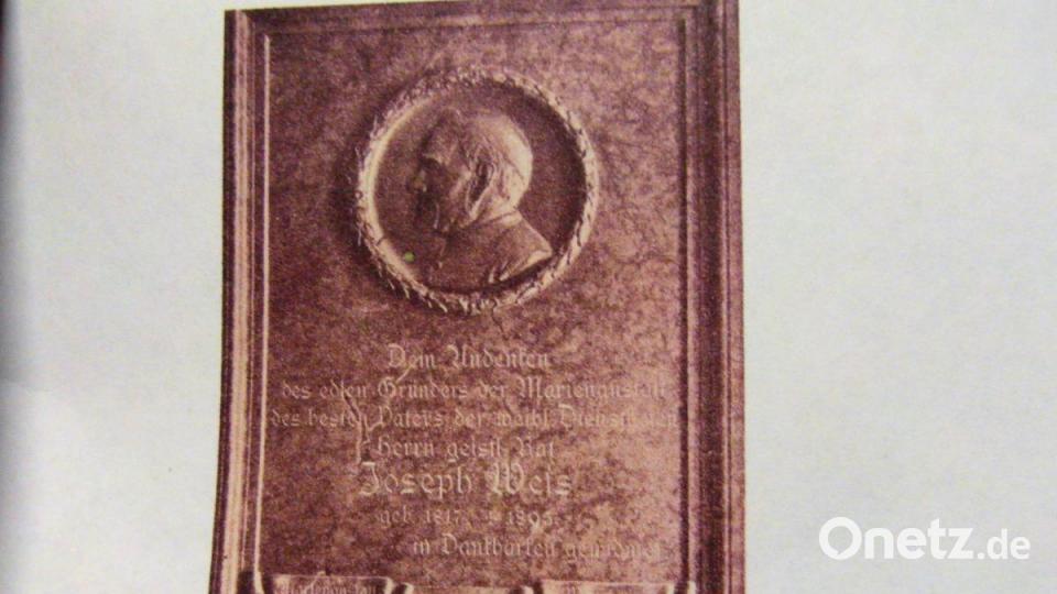 Eine Gedenktafel aus Rotmarmor zeigt einen Lorbeerkranz mit einem Bronzebildnis von Präses und erinnert an Präses Weis in Warnberg. Geschaffen hat es Ferdinand von Miller. Bild: hl