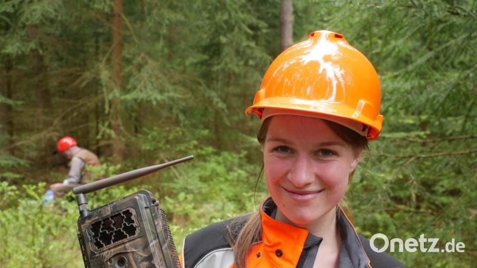 Julia Bischof zeigt eine der Kameras, die die See- und Fischadlerhorste in der Region ständig im Blick haben. Bild: tr