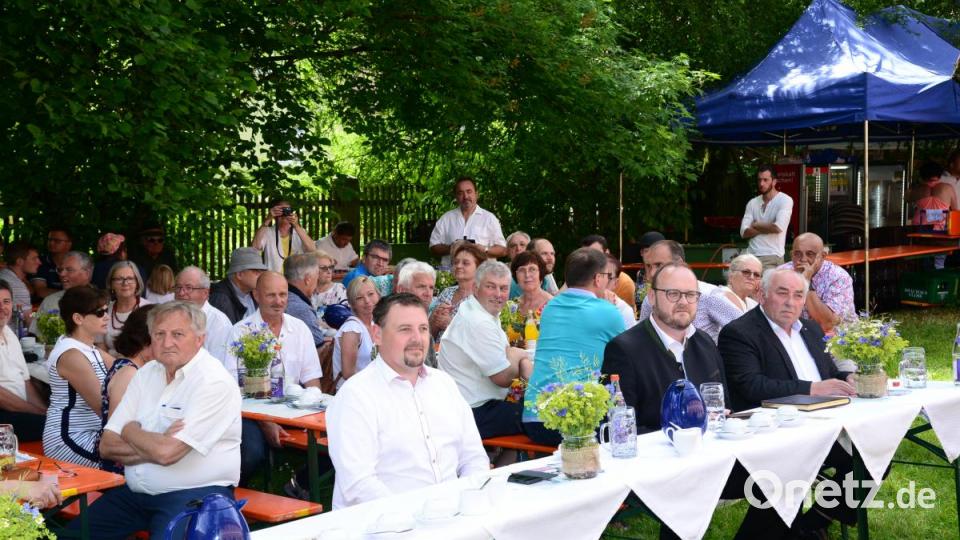 Die Ehrengäste Bürgermeister Markus Ludwig (Störnstein), Landrat Andreas Meier und Altbürgermeister Lorenz Enslein verfolgen gemeinsam mit den Besuchern die Ansprache von Bürgermeister Rudolf Schopper. Bild: bey