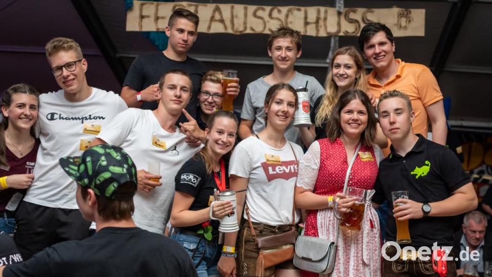 Viele Gäste und gute Stimmung. Der Auftritt von &quot;Die Dorfer&quot; beim 150-jährigen Jubiläum der Freiwilligen Feuerwehr Neustadt/WN war ein voller Erfolg. Bis in die frühen Morgenstunden hinein tanzten und sangen die Partygäste mit &quot;Österreichs schärfster Showband&quot; um die Wette. Bild: pml