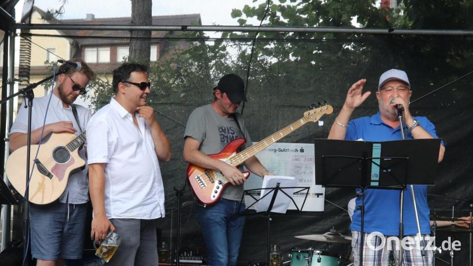 Sepp Lösch, der Vorsitzende der Tischgesellschaft Edelweiß und Ausrichter des Rosenfestes, kündigt die Band Banana Creme an. Bild: mfh