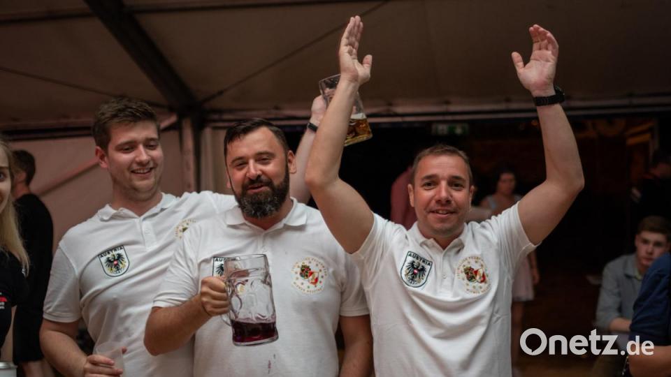 Viele Gäste und gute Stimmung. Der Auftritt von &quot;Die Dorfer&quot; beim 150-jährigen Jubiläum der Freiwilligen Feuerwehr Neustadt/WN war ein voller Erfolg. Bis in die frühen Morgenstunden hinein tanzten und sangen die Partygäste mit &quot;Österreichs schärfster Showband&quot; um die Wette. Bild: pml