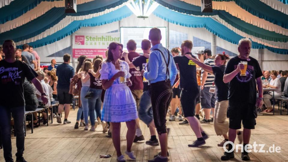 Viele Gäste und gute Stimmung. Der Auftritt von &quot;Die Dorfer&quot; beim 150-jährigen Jubiläum der Freiwilligen Feuerwehr Neustadt/WN war ein voller Erfolg. Bis in die frühen Morgenstunden hinein tanzten und sangen die Partygäste mit &quot;Österreichs schärfster Showband&quot; um die Wette. Bild: pml