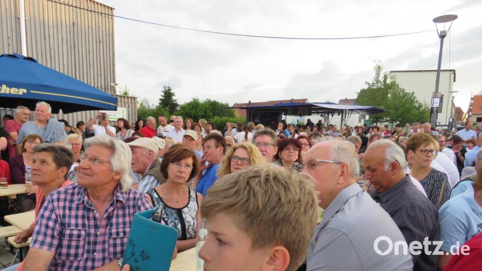 Tom Brankovic (links mit kariertem Hemd) hat seinen Freund Bata Illic wieder nach Tirschenreuth geholt. Bild: ubb