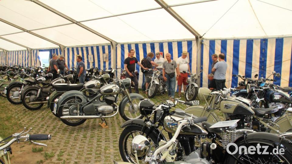Die im Zelt ausgestellten 51 Maschinen ließen die Herzen nicht nur der ARDIE- Motorradfreunde höherschlagen, insgesamt waren fst 100 Motorräder zu besichtigen Bild: frd