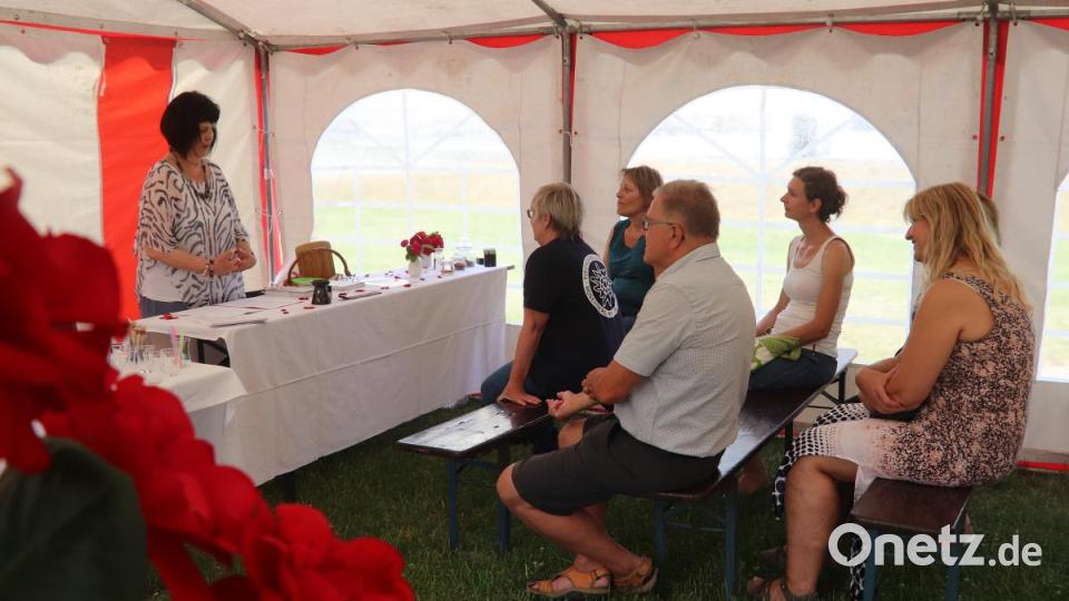 Kräuterfrau Karin Zach zeigte in kleinen Workshops die vielfältigen Verwendungsmöglichkeiten von Rosenblüten. Bild: mfh