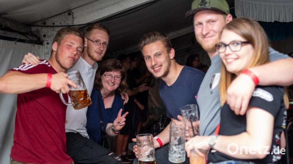 Viele Gäste und gute Stimmung. Der Auftritt von &quot;Die Dorfer&quot; beim 150-jährigen Jubiläum der Freiwilligen Feuerwehr Neustadt/WN war ein voller Erfolg. Bis in die frühen Morgenstunden hinein tanzten und sangen die Partygäste mit &quot;Österreichs schärfster Showband&quot; um die Wette. Bild: pml