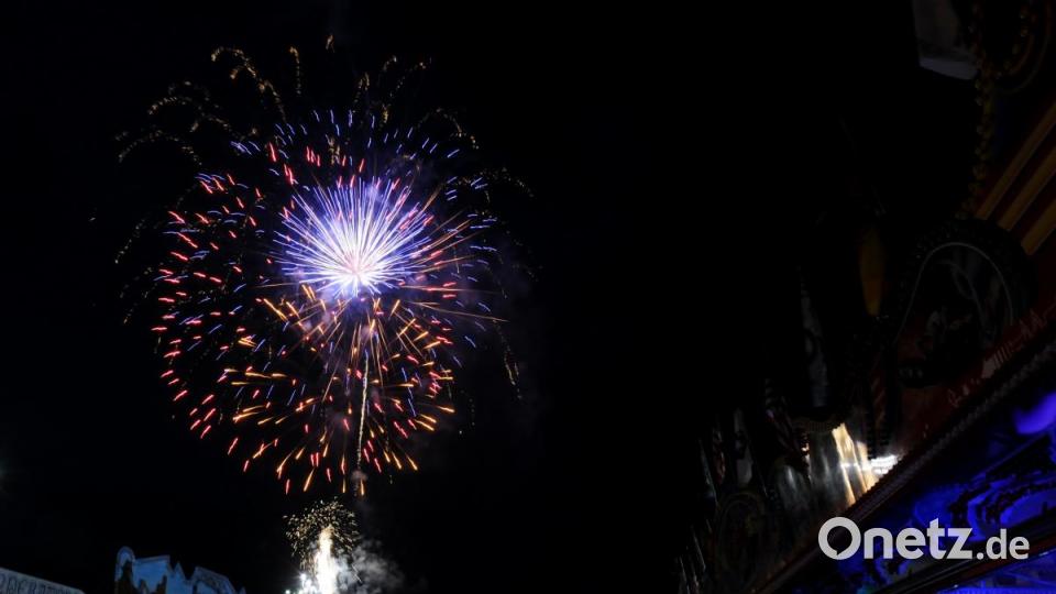 Freitagabend erhellte das Abschlussfeuerwerk der Pfingstdult den Nachthimmel über Amberg. Bild: Stephan Huber