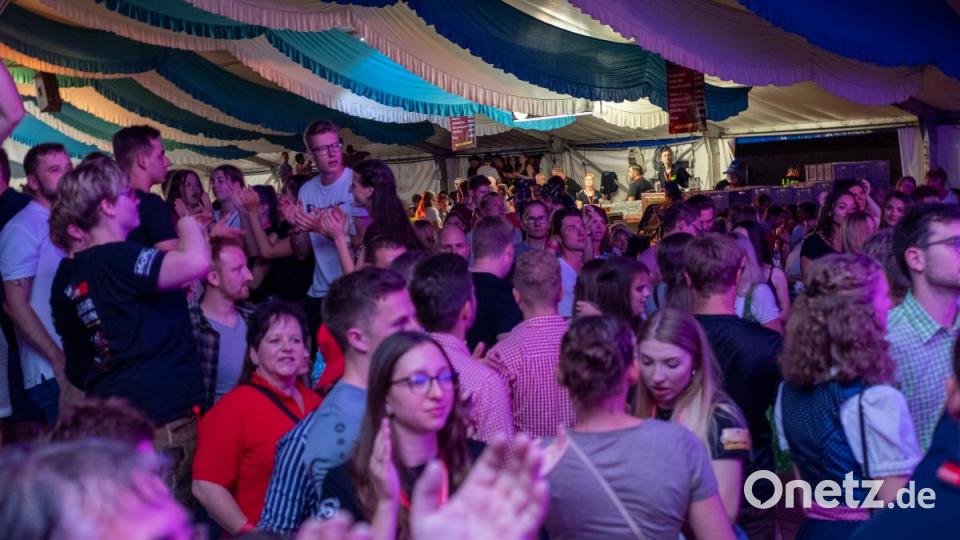 Viele Gäste und gute Stimmung. Der Auftritt von &quot;Die Dorfer&quot; beim 150-jährigen Jubiläum der Freiwilligen Feuerwehr Neustadt/WN war ein voller Erfolg. Bis in die frühen Morgenstunden hinein tanzten und sangen die Partygäste mit &quot;Österreichs schärfster Showband&quot; um die Wette. Bild: pml