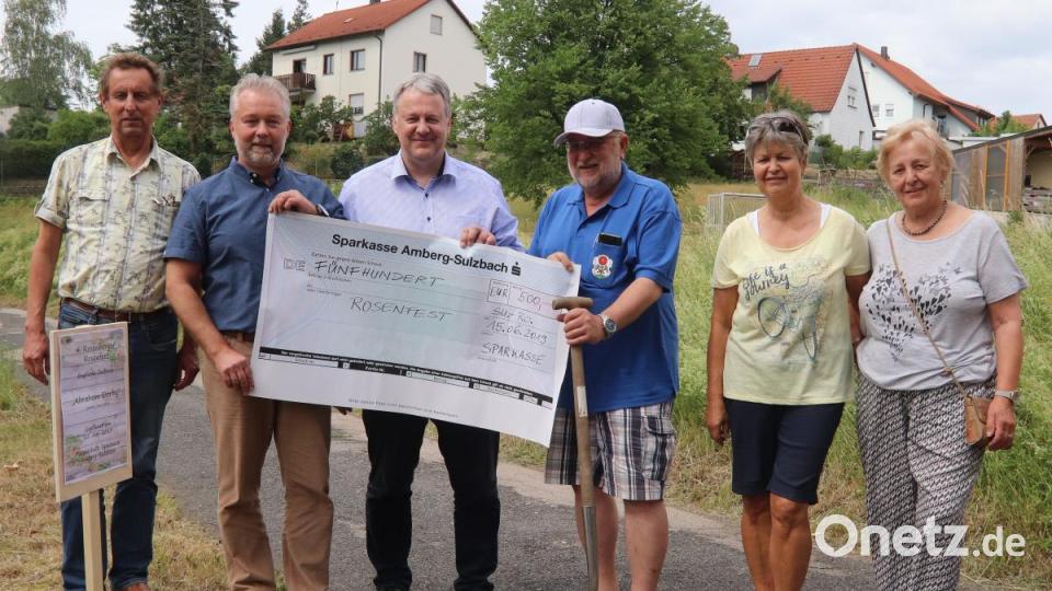 Die Sparkasse Amberg-Sulzbach stellte mit einer großzügigen Spende die Pflanzung einer neuen Rose und die Pflege des Rosenpfades sicher. Bild: mfh