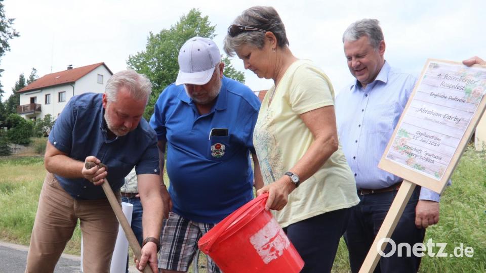 Die neue Rose wird gemeinsam gepflanzt. Gemeinsamkeit ist ein Markenzeichen der Rosenberger. Bild: mfh