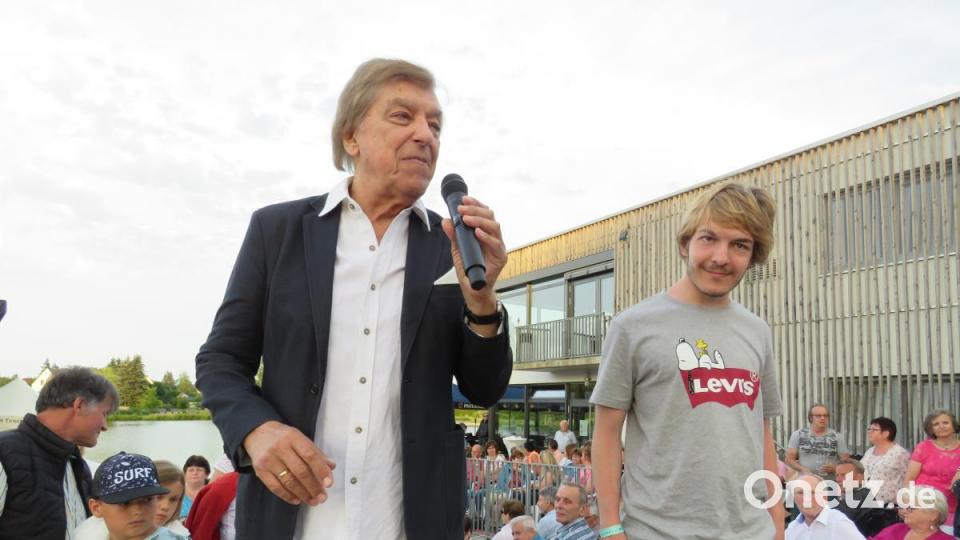 Immer wieder dürfen Fans des Schlagerstars ganz nah ran. Bild: ubb