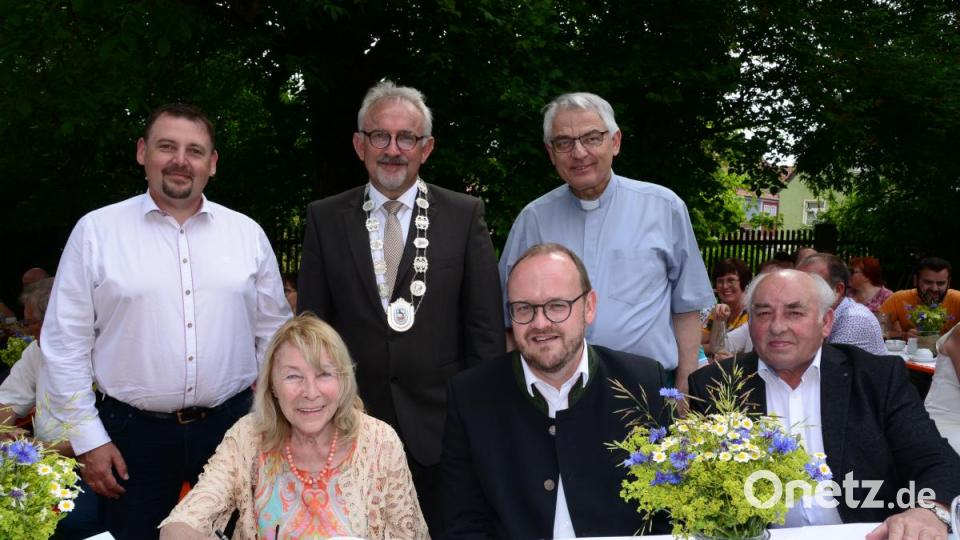 Rita Kielhorn als Hausherrin im Alten Pfarrhof macht den Anfang bei den Ehrengästen beim Eintrag ins Goldene Buch der Gemeinde Püchersreuth. Landrat Andreas Meier, Altbürgermeister Lorenz Enslein folgen ihr nach, Störnsteins Bürgermeister Markus Ludwig (links, stehend) und Pfarrer Manfred Wundlechner (rechts stehend) folgen. Bürgermeister Rudolf Schopper freut sich über die Einträge zum Beginn der Feiern zum 950-jährigen Bestehen des Ortsteiles Wurz. Bild: bey