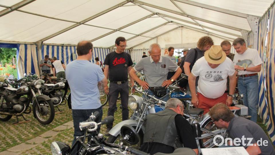 Die im Zelt ausgestellten 51 Maschinen ließen nicht nur die Herzen der Ardie-Motorradfreunde höher schlagen, insgesamt waren fast 100 Motorräder zu besichtigen. Bild: frd