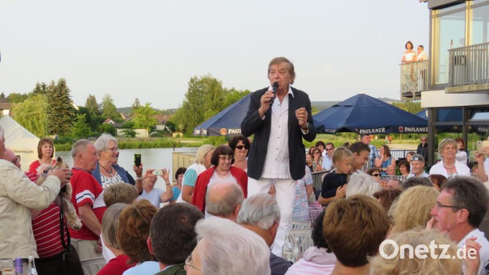 &quot;Das Bad in der Menge&quot;: So mag es der 79-jährige Schlagersänger, der die Herzen seiner Fans mit Charme und Herzlichkeit erobert. Bild: ubb