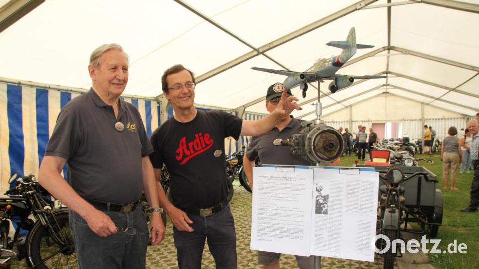 Auch der von Friedel Liedke (links) präsentierte 10-PS-Anlassermotor für die erste Düsenmaschine der Welt wurde von einem Ingenieur der Firma Ardie gebaut. Bild: frd