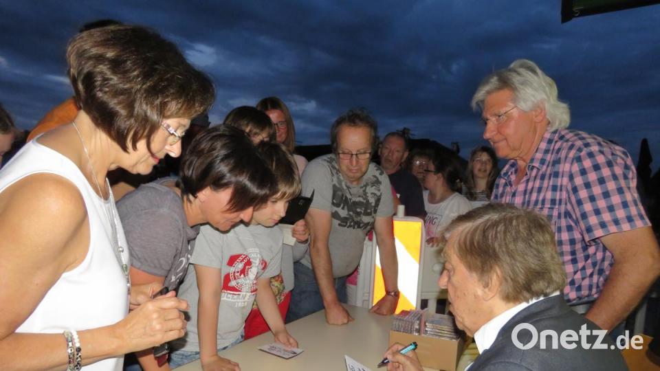 Dicht gedrängt warteten die Fans auf ein Autogramm. Bild: ubb