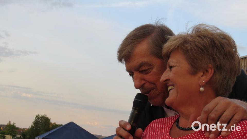 Maria Ruppert durfte auch diesmal wieder mit Bata Illic singen. Vor zwei Jahren hat er sie bereits auf die Bühne geholt und sich diesmal wieder daran erinnert. Bild: ubb