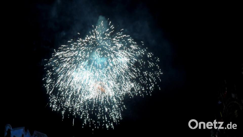 Freitagabend erhellte das Abschlussfeuerwerk der Pfingstdult den Nachthimmel über Amberg. Bild: Stephan Huber