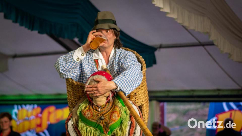 Viele Gäste und gute Stimmung. Der Auftritt von &quot;Die Dorfer&quot; beim 150-jährigen Jubiläum der Freiwilligen Feuerwehr Neustadt/WN war ein voller Erfolg. Bis in die frühen Morgenstunden hinein tanzten und sangen die Partygäste mit &quot;Österreichs schärfster Showband&quot; um die Wette. Bild: pml