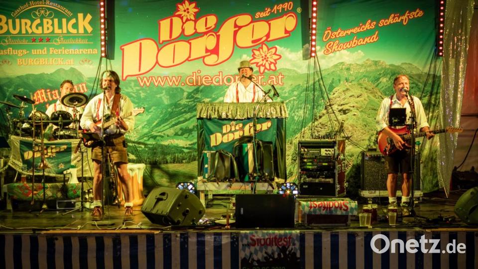 Viele Gäste und gute Stimmung. Der Auftritt von &quot;Die Dorfer&quot; beim 150-jährigen Jubiläum der Freiwilligen Feuerwehr Neustadt/WN war ein voller Erfolg. Bis in die frühen Morgenstunden hinein tanzten und sangen die Partygäste mit &quot;Österreichs schärfster Showband&quot; um die Wette. Bild: pml