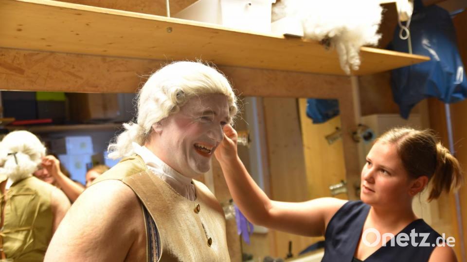 Des Kaisers Perücke drückt. Bernhard Neumann trägt&#039;s mit Humor. Bild: Tobias Schwarzmeier
