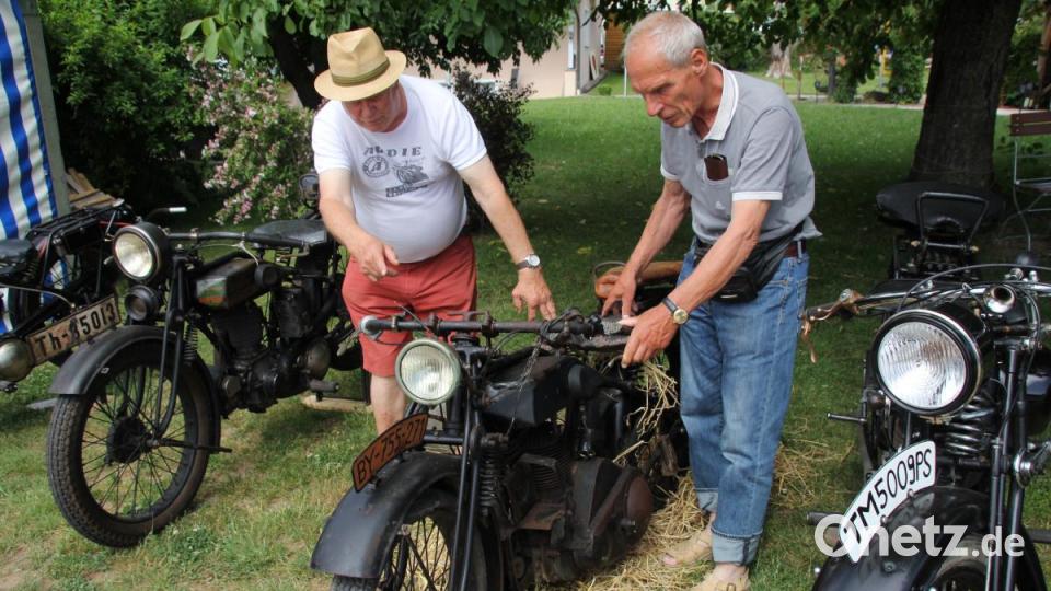 Ein „Scheunenfund“ aus dem Jahr 1946, die TM 500, Baujahr 1828. Sogar Hühnereier wurden noch unter der Maschine dekoriert. Bild: frd