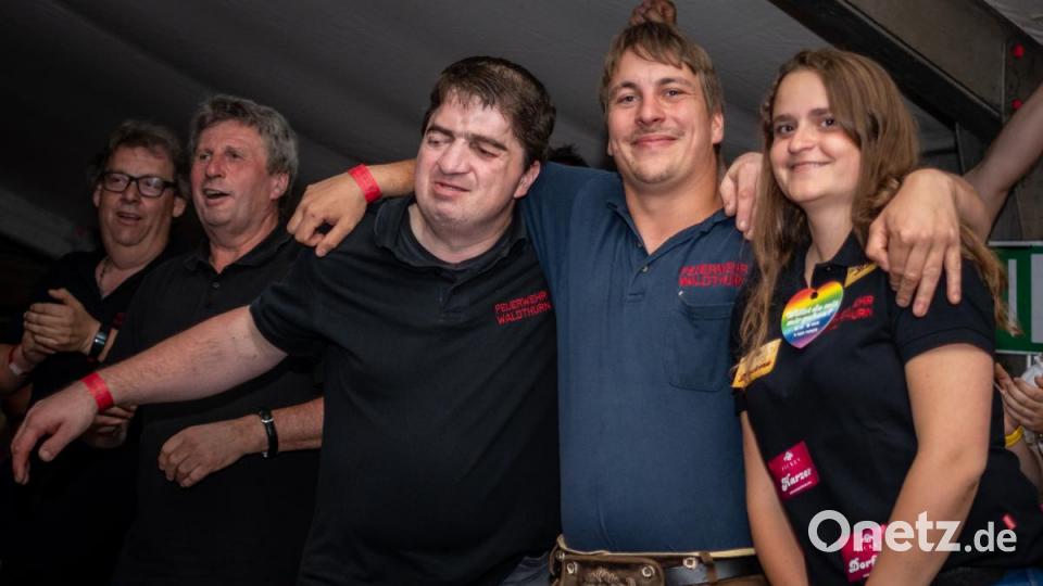 Viele Gäste und gute Stimmung. Der Auftritt von &quot;Die Dorfer&quot; beim 150-jährigen Jubiläum der Freiwilligen Feuerwehr Neustadt/WN war ein voller Erfolg. Bis in die frühen Morgenstunden hinein tanzten und sangen die Partygäste mit &quot;Österreichs schärfster Showband&quot; um die Wette. Bild: pml