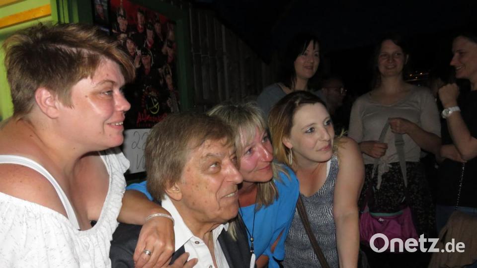 Hauptsächlich die Frauen wollten nicht ohne ein Foto mit dem Schlagerstar nach Hause gehen. Bild: ubb