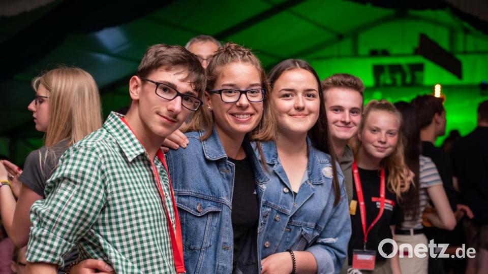 Viele Gäste und gute Stimmung. Der Auftritt von &quot;Die Dorfer&quot; beim 150-jährigen Jubiläum der Freiwilligen Feuerwehr Neustadt/WN war ein voller Erfolg. Bis in die frühen Morgenstunden hinein tanzten und sangen die Partygäste mit &quot;Österreichs schärfster Showband&quot; um die Wette. Bild: pml