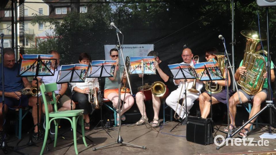 Der CVJM Posaunenchor Rosenberg unter der Leitung von Kurt Lehnerer begeistert mit einer Serenade. Bild: mfh