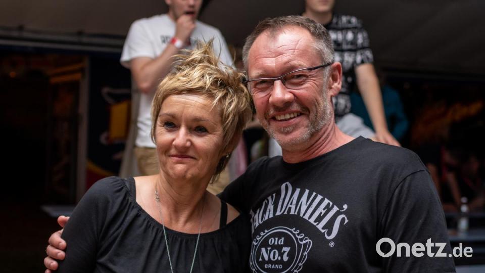 Viele Gäste und gute Stimmung. Der Auftritt von &quot;Die Dorfer&quot; beim 150-jährigen Jubiläum der Freiwilligen Feuerwehr Neustadt/WN war ein voller Erfolg. Bis in die frühen Morgenstunden hinein tanzten und sangen die Partygäste mit &quot;Österreichs schärfster Showband&quot; um die Wette. Bild: pml