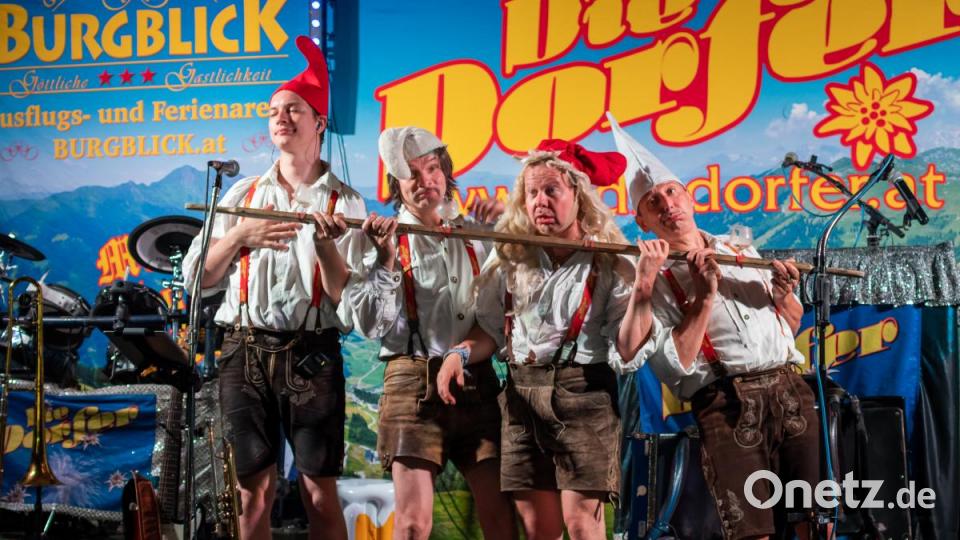 Viele Gäste und gute Stimmung. Der Auftritt von &quot;Die Dorfer&quot; beim 150-jährigen Jubiläum der Feuerwehr Neustadt/WN ist ein voller Erfolg. Bis in die Morgenstunden hinein tanzen und singen die Partygäste mit &quot;Österreichs schärfster Showband&quot; um die Wette. Bild: pml