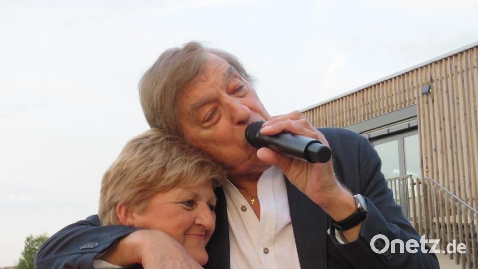 Noch näher am Star geht nicht: Maria Ruppert, eine Tirschenreutherin und seit 50 Jahren Fan von Schlagersänger Bata Illic, durfre mit ihm vor über 3000 Fans seinen größten Hit &quot;Michaela&quot; singen. Bild: ubb