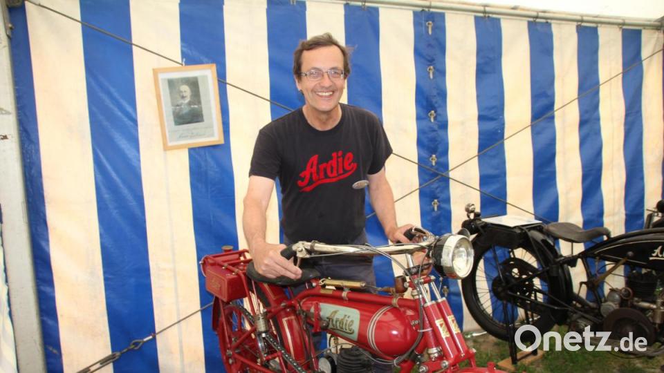 Voller Stolz zeigte der Vorsitzende der Ardie-Freunde, Stefan Maubach, die „Ardie -Mimimax“ mit einem Tank, der wie ein Feuerlöscher aussieht. Sie war die erste von Arno Dietrich (auf dem Bild im Hintergrund) gebaute Maschine. Bild: frd