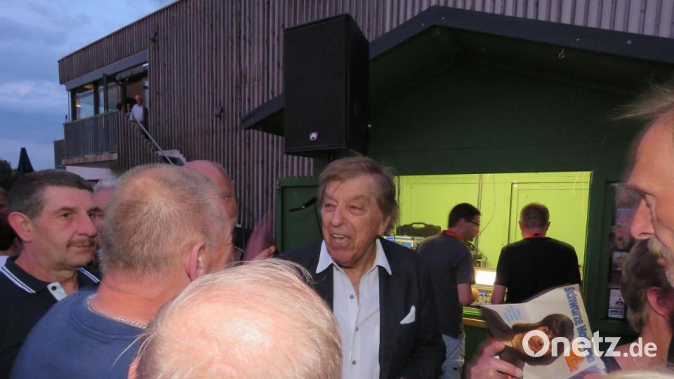 Ein Fan hatte eine alte Single-Schallplatte zum Signieren dabei. Bild: ubb