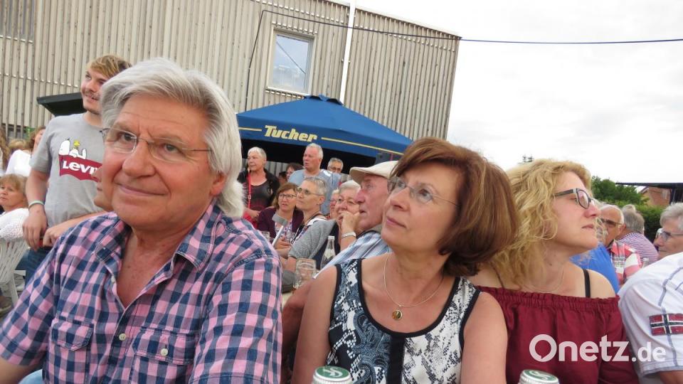 Tom Brankovic (links) ist es zu verdanken, dass Bata Illic wieder nach Tirschenreuth gekommen ist. Er ist ein Freund des Schlagerstars. Bild: ubb