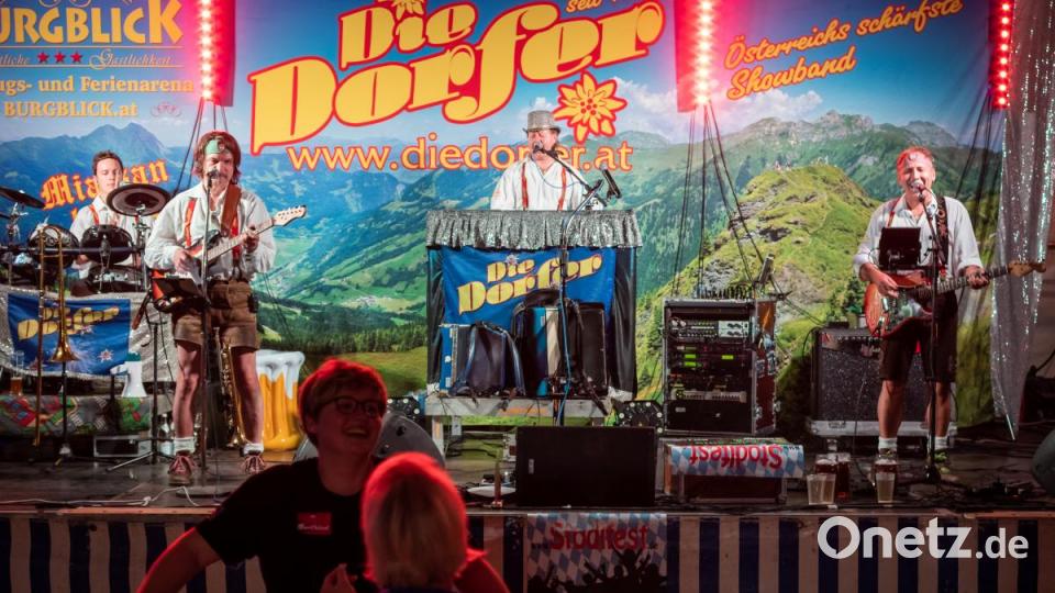 Viele Gäste und gute Stimmung. Der Auftritt von &quot;Die Dorfer&quot; beim 150-jährigen Jubiläum der Freiwilligen Feuerwehr Neustadt/WN war ein voller Erfolg. Bis in die frühen Morgenstunden hinein tanzten und sangen die Partygäste mit &quot;Österreichs schärfster Showband&quot; um die Wette. Bild: pml
