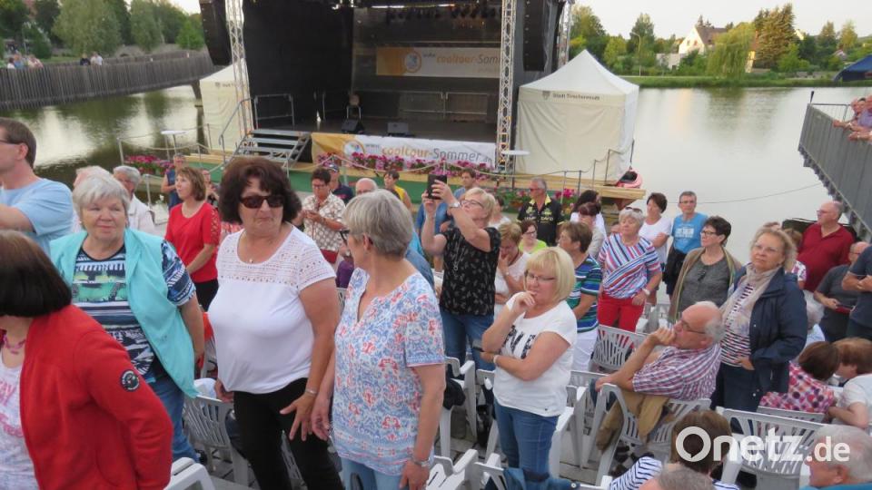 Die Zuhörer, die vor der Seebühne Platz genommen hatten, mussten sich umdrehen. Denn Bata Illic blieb oben. Bild: ubb