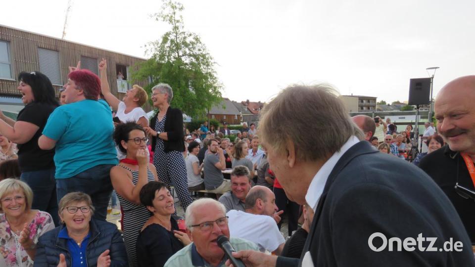 Jeder, dem Bata Illic das Mikrofon gab, konnte die Texte der Hits sofort mitsingen. Bild: ubb