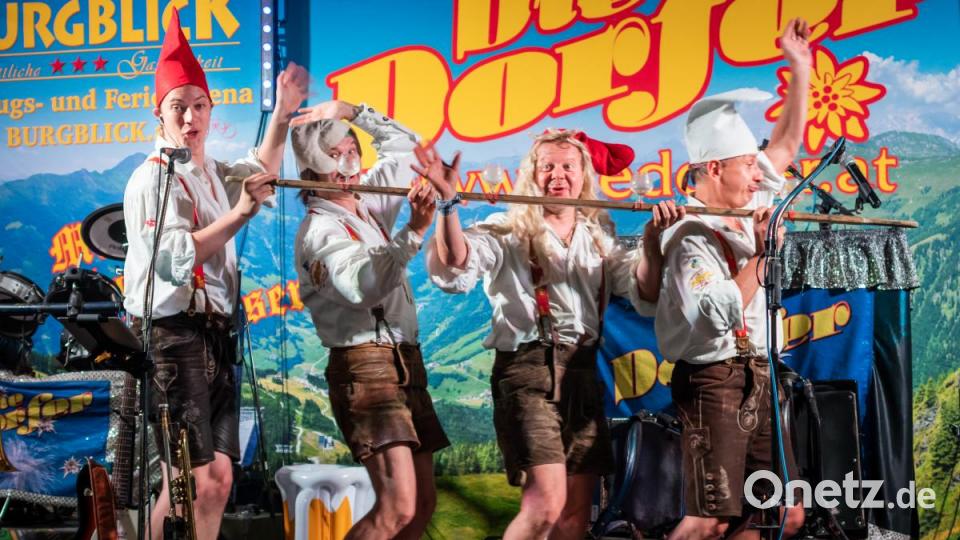 Viele Gäste und gute Stimmung. Der Auftritt von &quot;Die Dorfer&quot; beim 150-jährigen Jubiläum der Freiwilligen Feuerwehr Neustadt/WN war ein voller Erfolg. Bis in die frühen Morgenstunden hinein tanzten und sangen die Partygäste mit &quot;Österreichs schärfster Showband&quot; um die Wette. Bild: pml