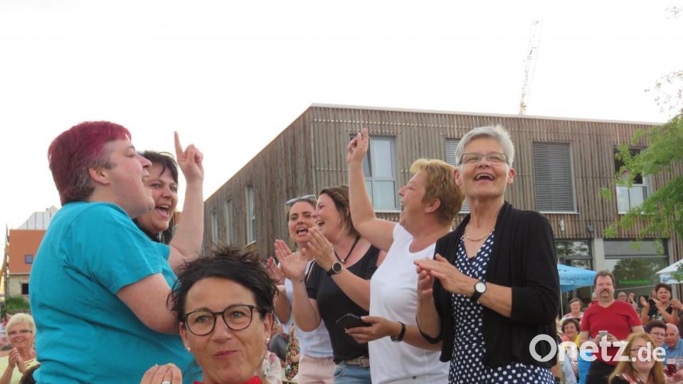 Die Fans sprangen vor Begeisterung auf die Bierbänke. Bild: ubb