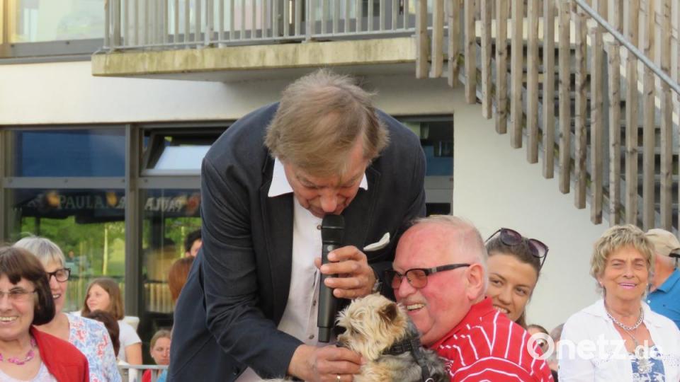 Auch der kleine Hund wurde von Bata Illic extra beachtet. Bild: ubb