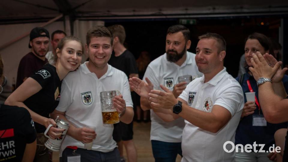 Viele Gäste und gute Stimmung. Der Auftritt von &quot;Die Dorfer&quot; beim 150-jährigen Jubiläum der Freiwilligen Feuerwehr Neustadt/WN war ein voller Erfolg. Bis in die frühen Morgenstunden hinein tanzten und sangen die Partygäste mit &quot;Österreichs schärfster Showband&quot; um die Wette. Bild: pml