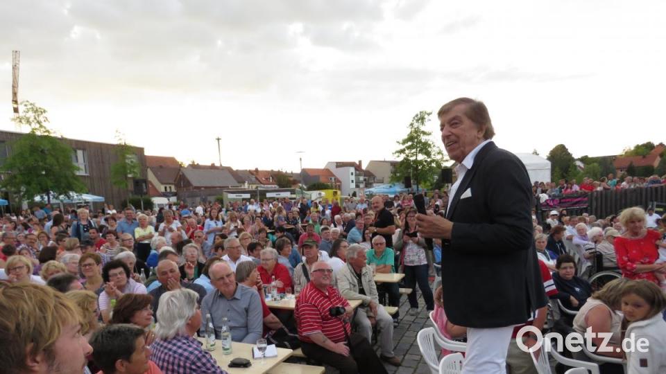 Der Entertainer genießt das Bad in der Menge. Bild: ubb